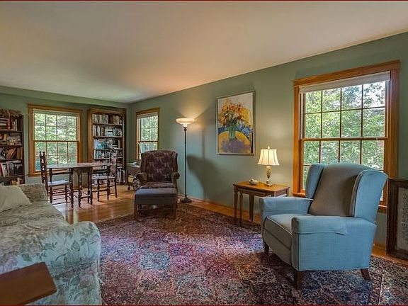 SPACIOUS & LIGHT LIVING ROOM