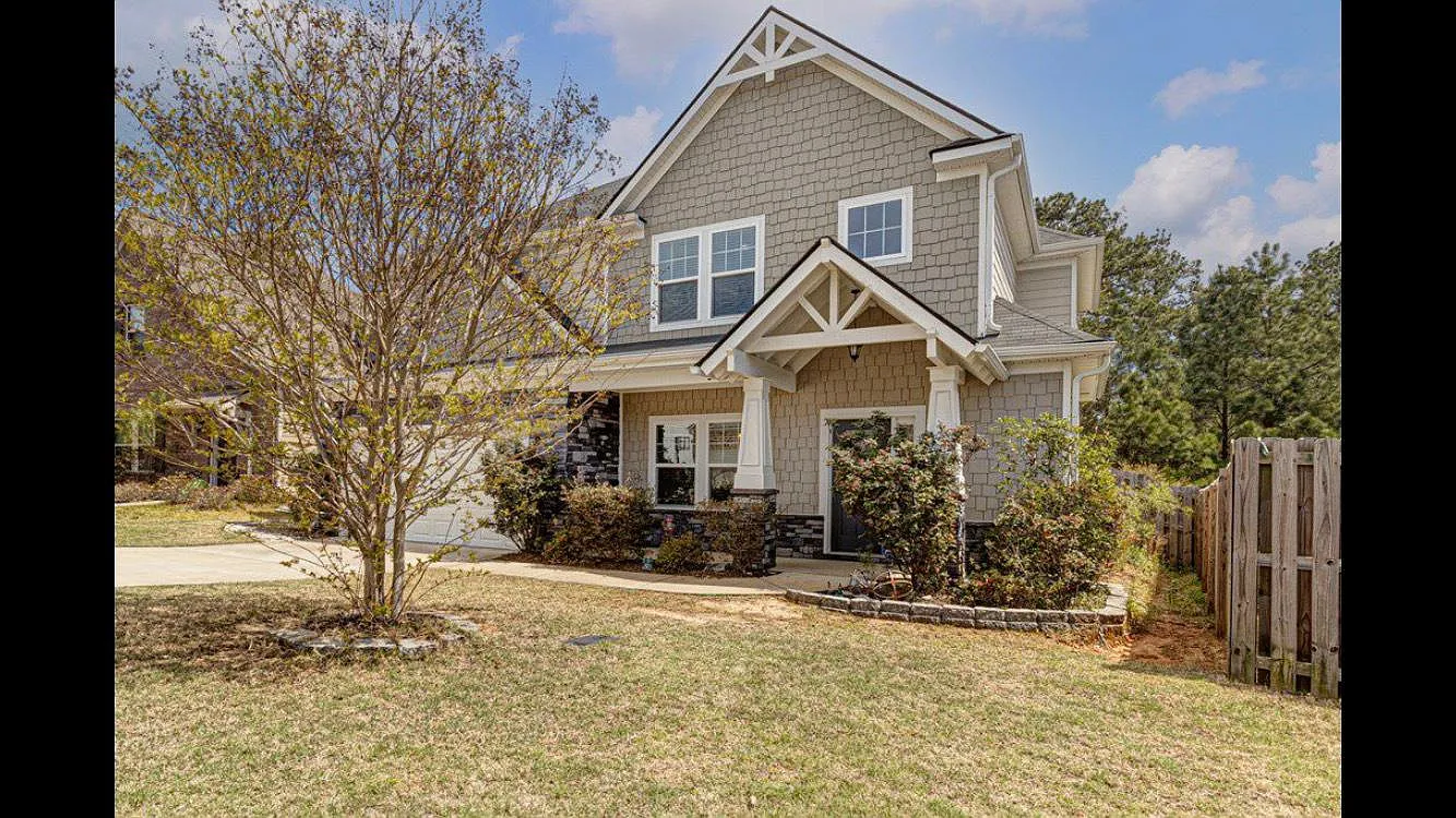 4 bed, 2.5 bath, 2228 sqft, $2,249 — Photo 2