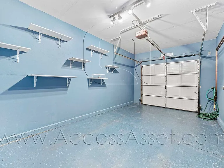 1358 Baldwin St — Photo 36