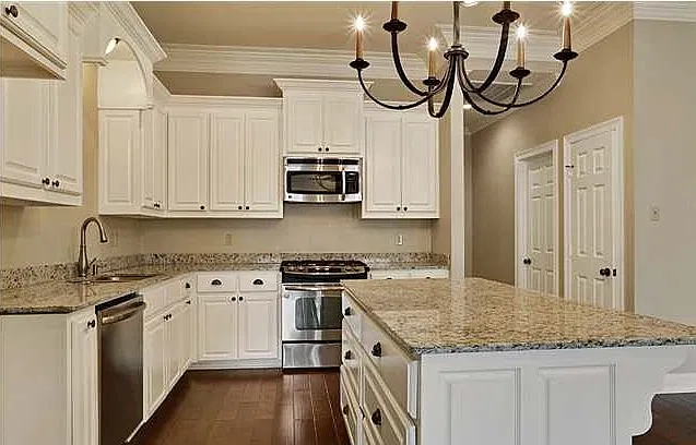 Beautiful Home off Bluebonette and Perkins — Photo 2