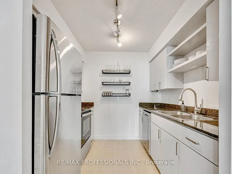 361 Front St W #802 — Photo 8