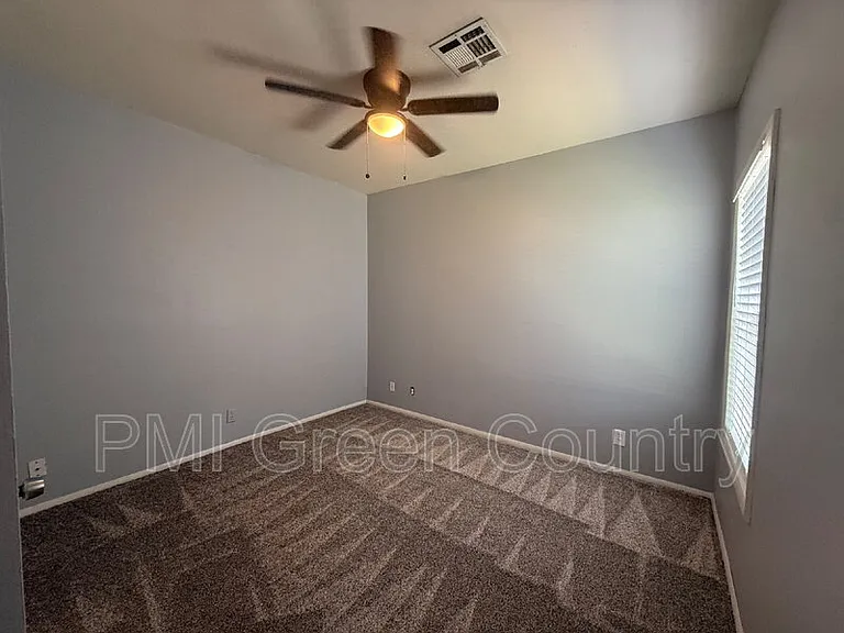 212 W Pecan St — Photo 11