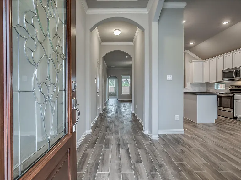 638 Devonshire Ln — Photo 5