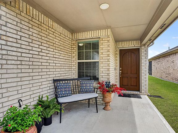 3rd image of 418 Thistle Thorn Dr