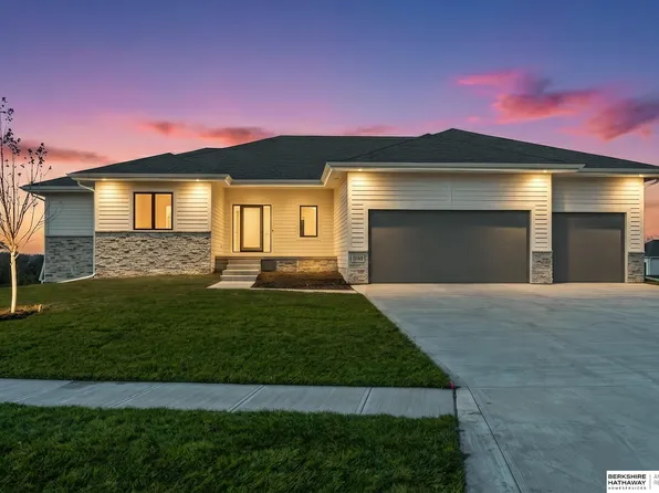 9808 Overland Trl, Papillion, NE 68046