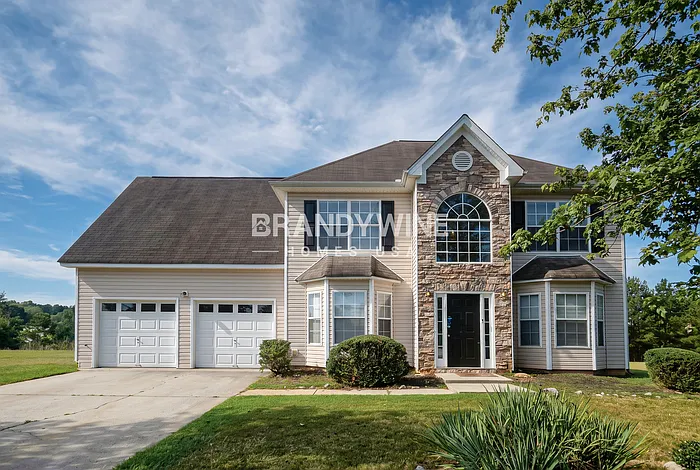 4 bed, 2.5 bath, 2690 sqft, $2,370 — Photo 2