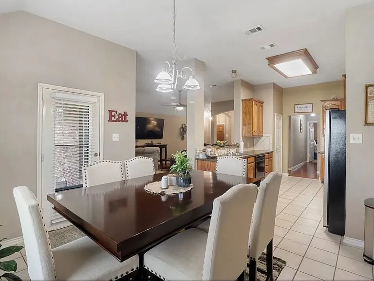 1112 Camelot Dr — Photo 9