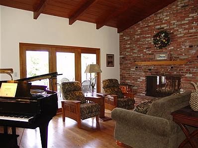 2nd image of 4561 Hillview Dr