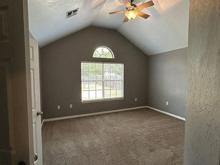 211 NW Cherry Ave — Photo 19