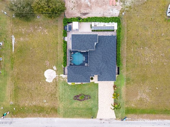 4th image of 1400 NE 10th Ave