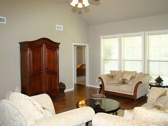 3rd image of 8485 Oak Brook Dr