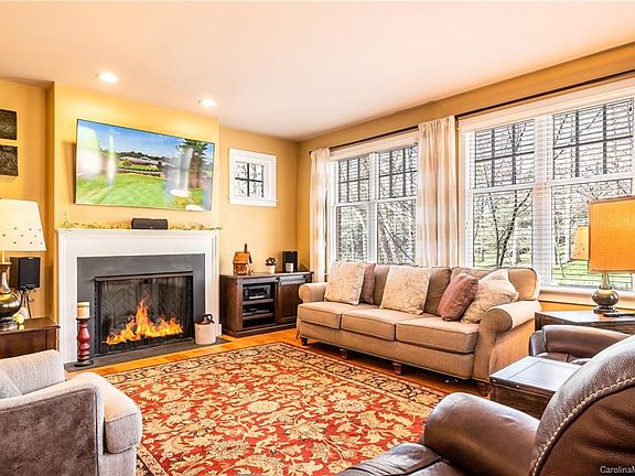 4th image of 410 Gleneagles Rd W
