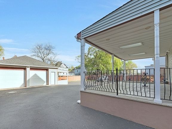 4th image of 60 Hawthorne Ave