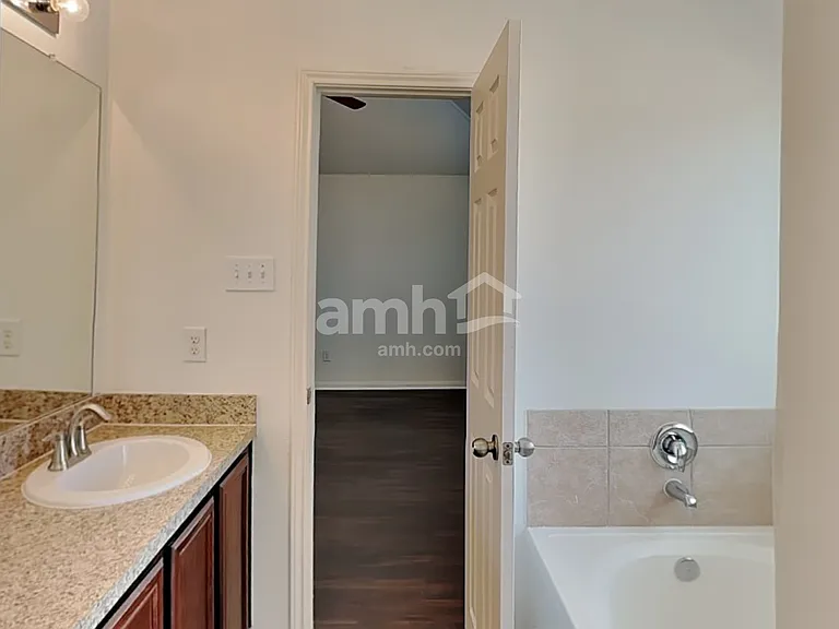 3919 Hawthorn Glen Ct — Photo 12