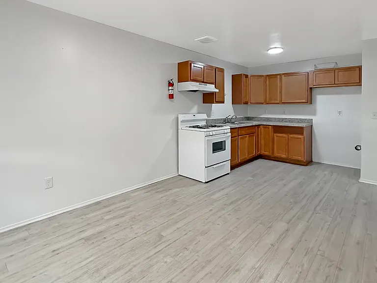 24915 Mayfair St — Photo 4