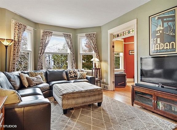 3rd image of 4249 N Wolcott Ave