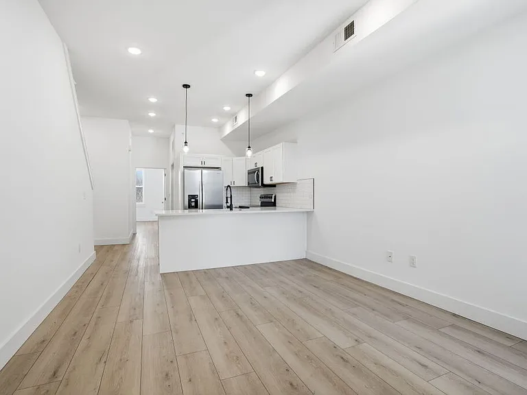 147 N Gross St #2 — Photo 1