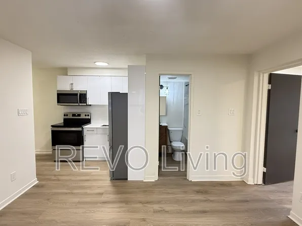 60 Triller Ave #6, Toronto, ON M6R 2H8