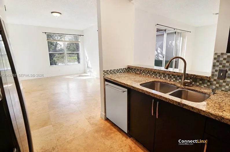 3 bed, 2.0 bath, 1672 sqft, $3,400 — Photo 2