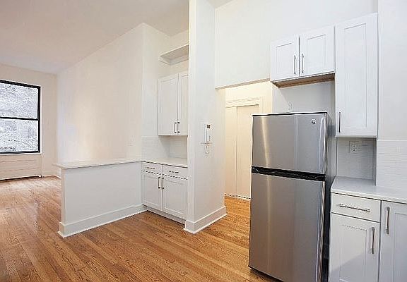 4th image of 109 E 36th St APT 3R