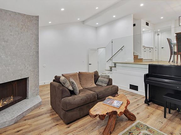 5th image of 1301 Palisades Dr