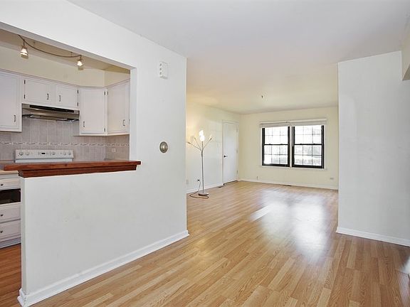 5th image of 220 Washington Sq APT A