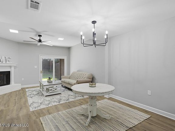 3rd image of 820 Planters Point Dr
