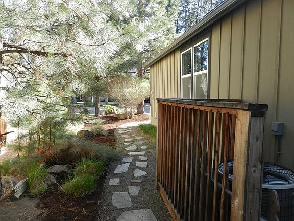 Side yard w/slate walkway