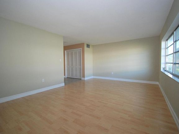 4th image of 36 Adams Ct #36