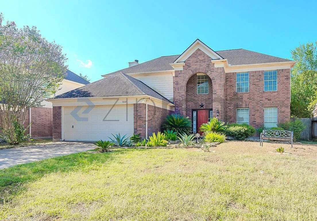 4 bed, 2.5 bath, 2376 sqft, $2,350 — Photo 1