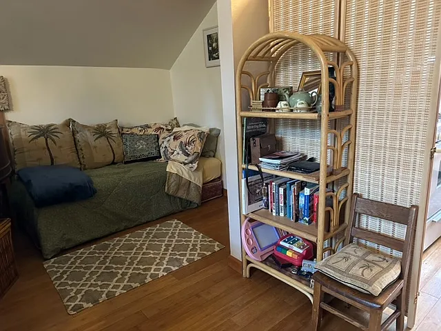 Single bed alcove.
