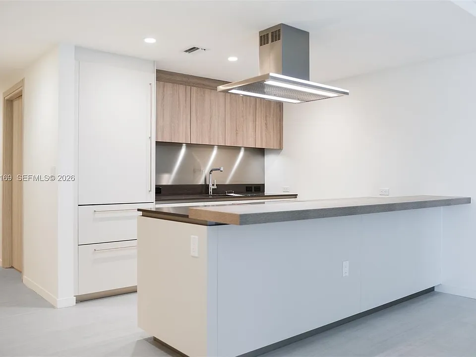 1000 Brickell Plz #4205