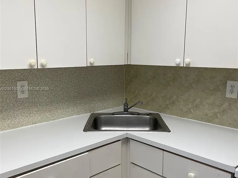666 W 81st St #407 — Photo 9