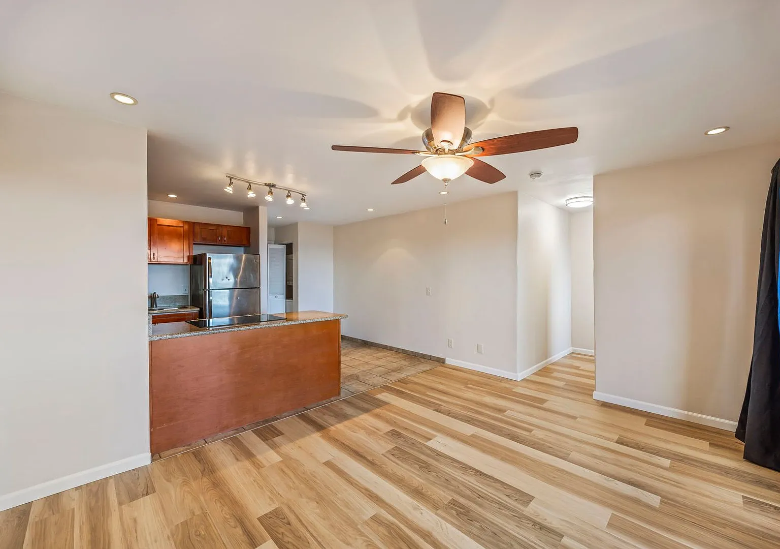 Top-floor, ocean-view, unfurnished 1BR/1BA condo in Honokowai close to Honokowai Beach Park and B... — Photo 2