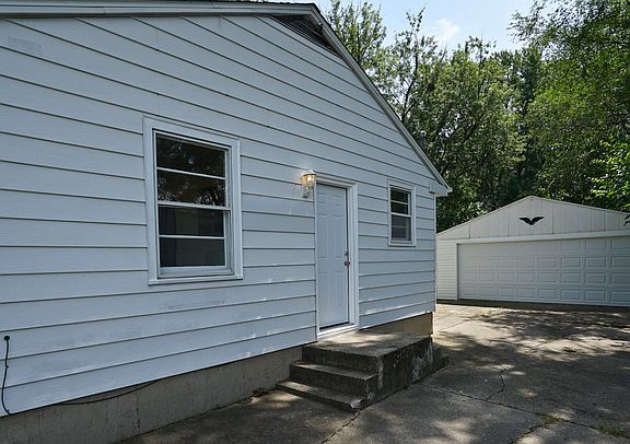 5th image of 625 Colonial Dr