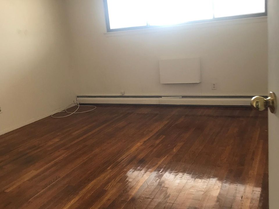 2nd image of 8 Island Pkwy #6