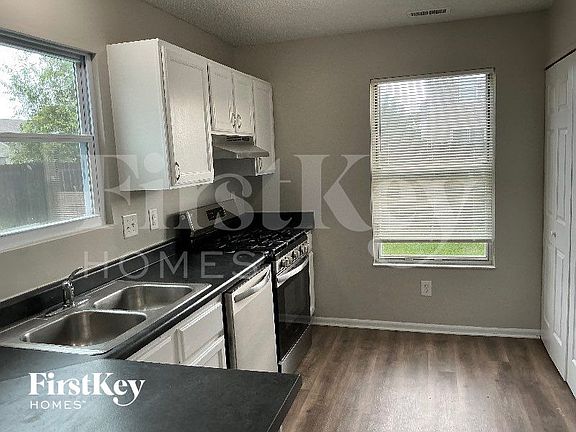 4th image of 1221 Crossbrook Blvd