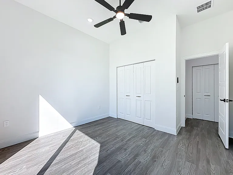 2121 Broad Water Dr — Photo 32