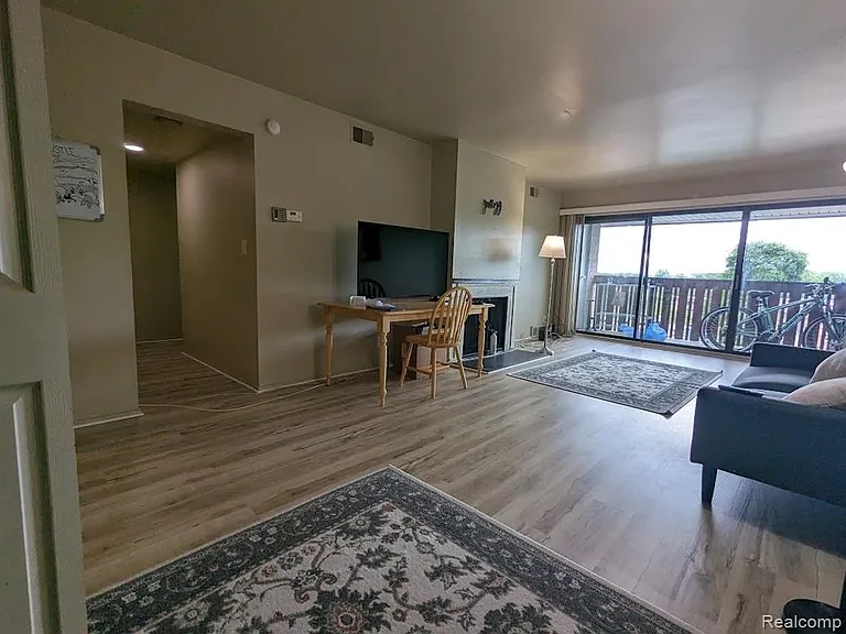 1315 S Maple Rd — Photo 2