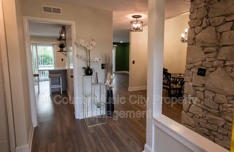 129 Hermitage Woods Dr — Photo 4