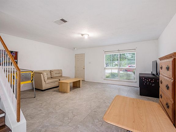 3rd image of 800 Rubles Ct