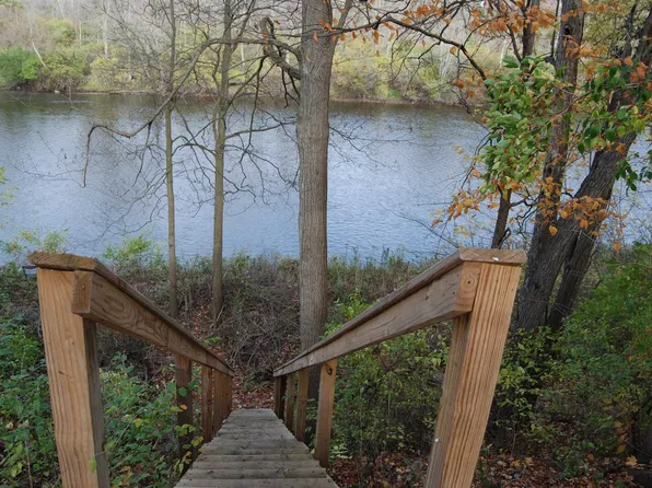 503 Dutch Mill Dr, Flushing, MI 48433