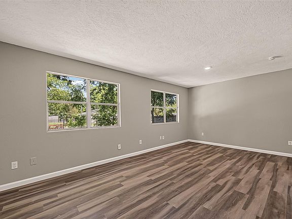 5th image of 1089 Conklin St