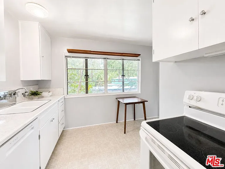 5370 1/2 Village Grn — Photo 7