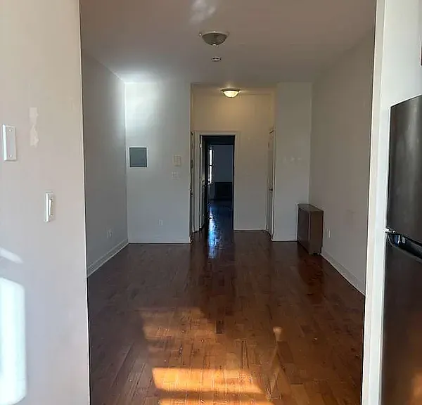 504 Seneca Ave #3R — Photo 2
