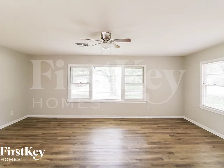1108 W Camp Cir — Photo 6