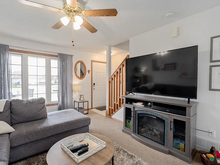 607 SE Tower Ct — Photo 4