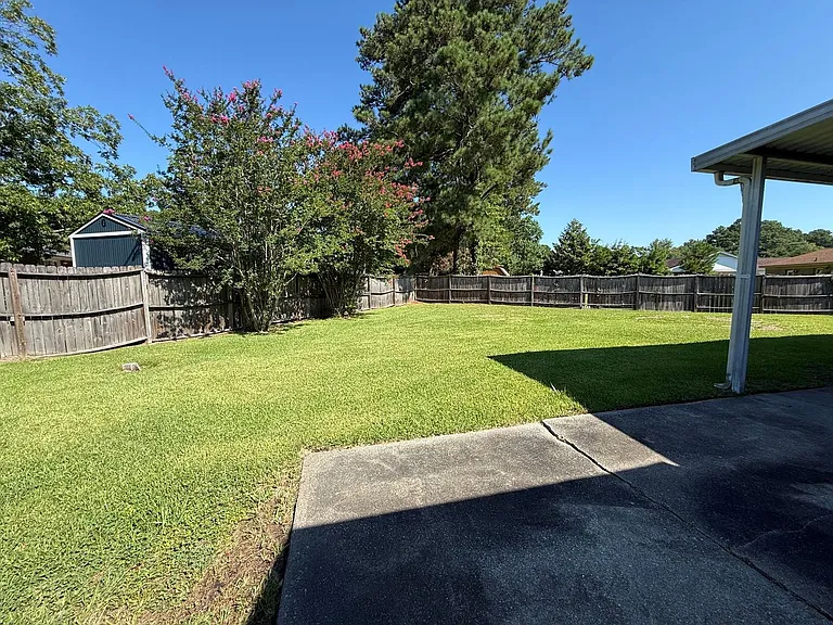 403 Thomas Dr — Photo 16