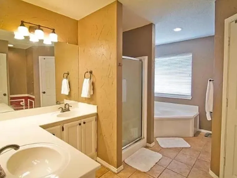 838 Edgewood Cir — Photo 3