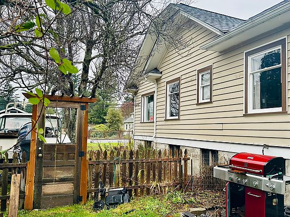 5th image of 2727 Birchwood Ave